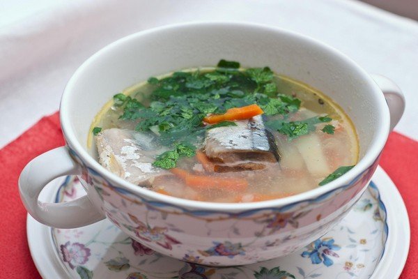 如何從秋刀魚罐頭煮湯 用秋刀魚湯食譜 視頻 如何煮魚湯
