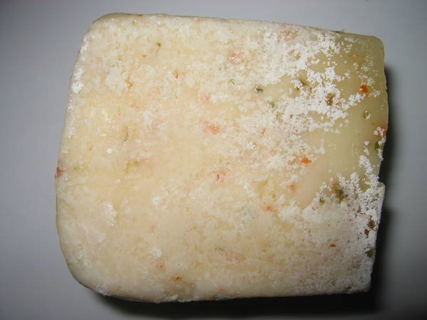 Можно есть просроченный сыр. Белый налет на сыре. Испорченный сыр. Сыр с розовой плесенью. Сыр с белой плесенью.