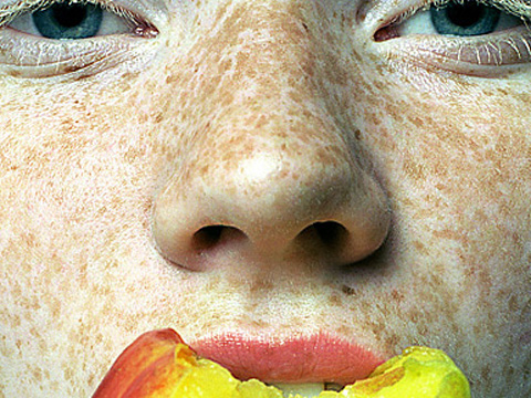 hogyan lehet fehéríteni az arcát a vörös foltoktól gyorsan