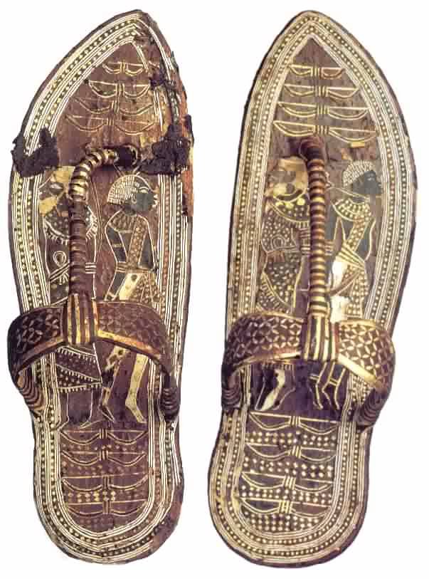 Первые сандали. Древний Египет золотые сандалии Тутанхамона. Сандалии фараона. Сандалии Тутанхамона. Обувь фараона древнего Египта.