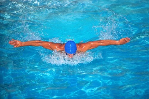 8 priežastys, kodėl plaukimas geriausiai tinka svorio metimui